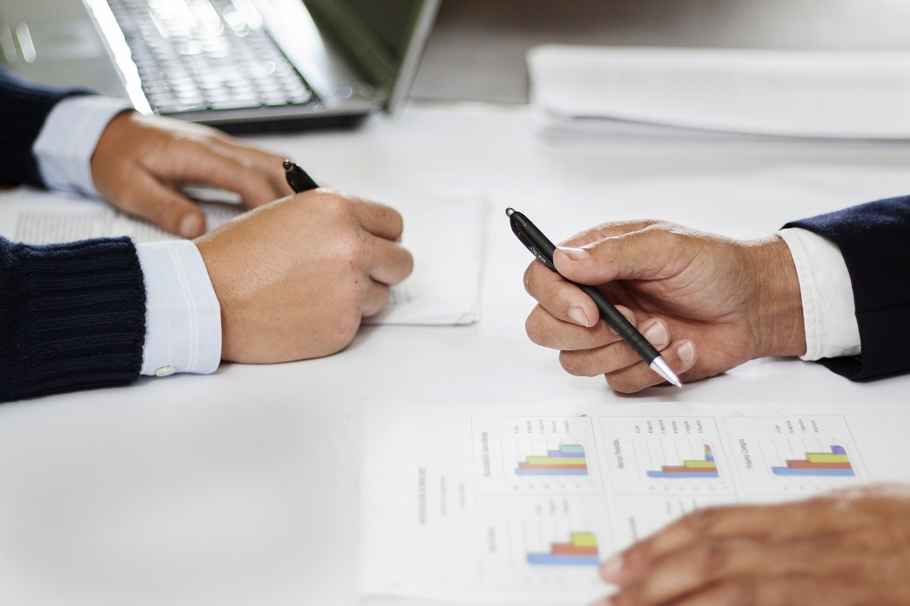 Um planejador financeiro analisando documentos previdenciários.